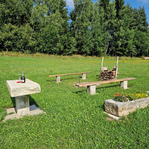 Posezení u ohniště v blízkosti cihelny